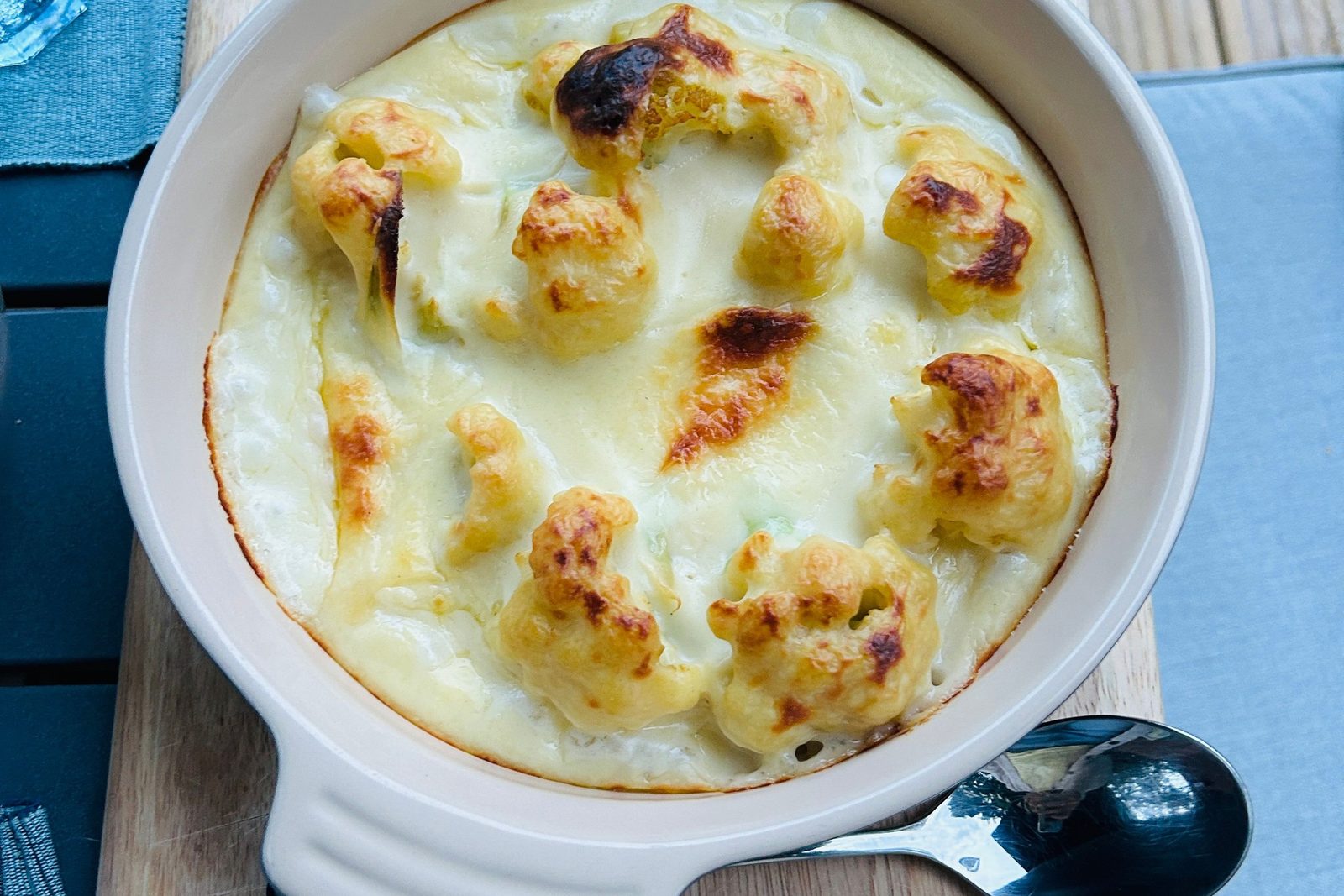 Chou-fleur gratiné au fromage dans un plat à oreilles