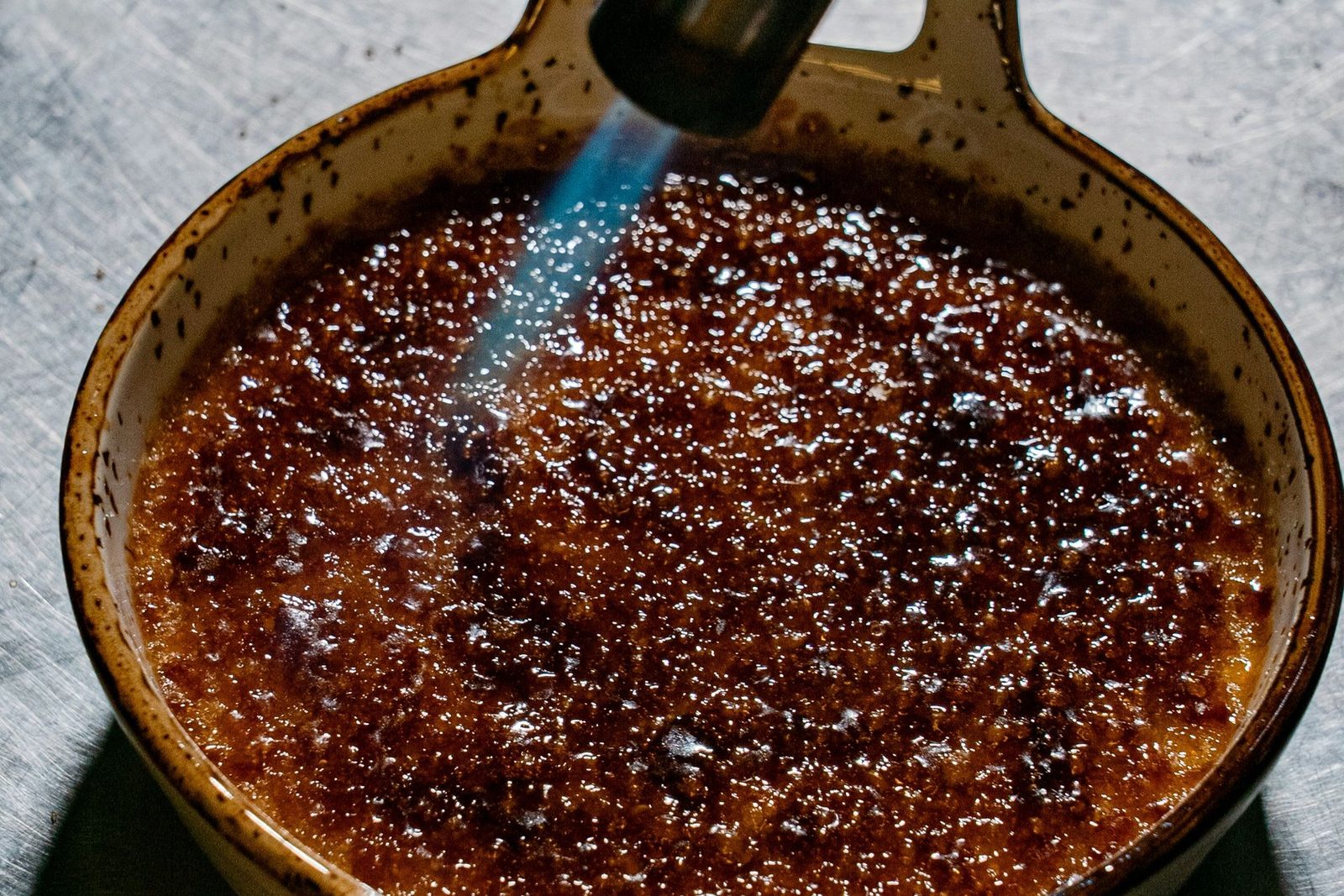 Cassolette de crème dont on brûle le sucre au chalumeau