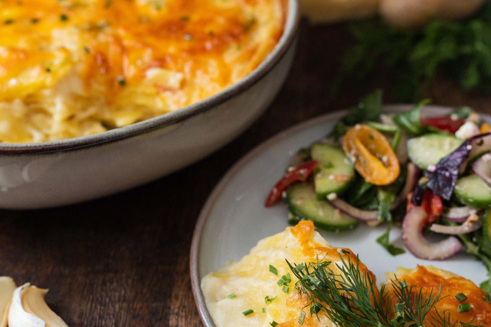 Gratin de pommes de terre au fromage doré dans un plat