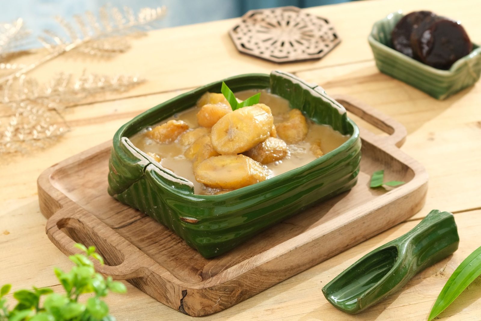 Kolak de banane au lait de coco dans un plat vert