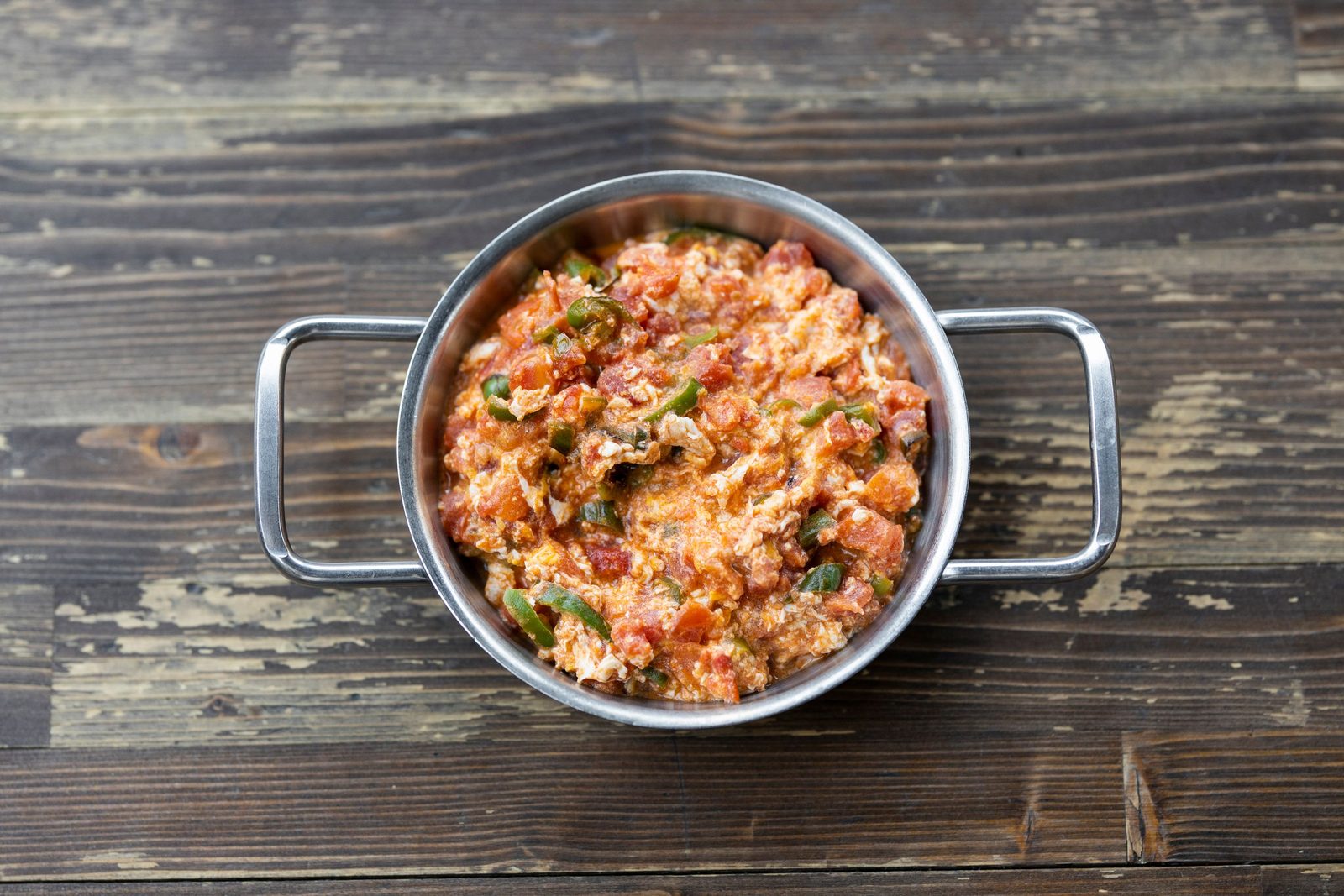Menemen servi dans une petite casserole en inox