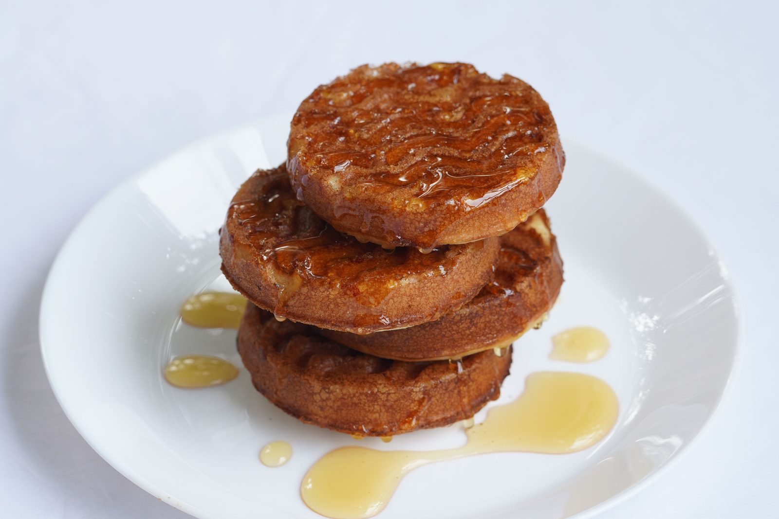 Pilha de panquecas de batata-doce com mel