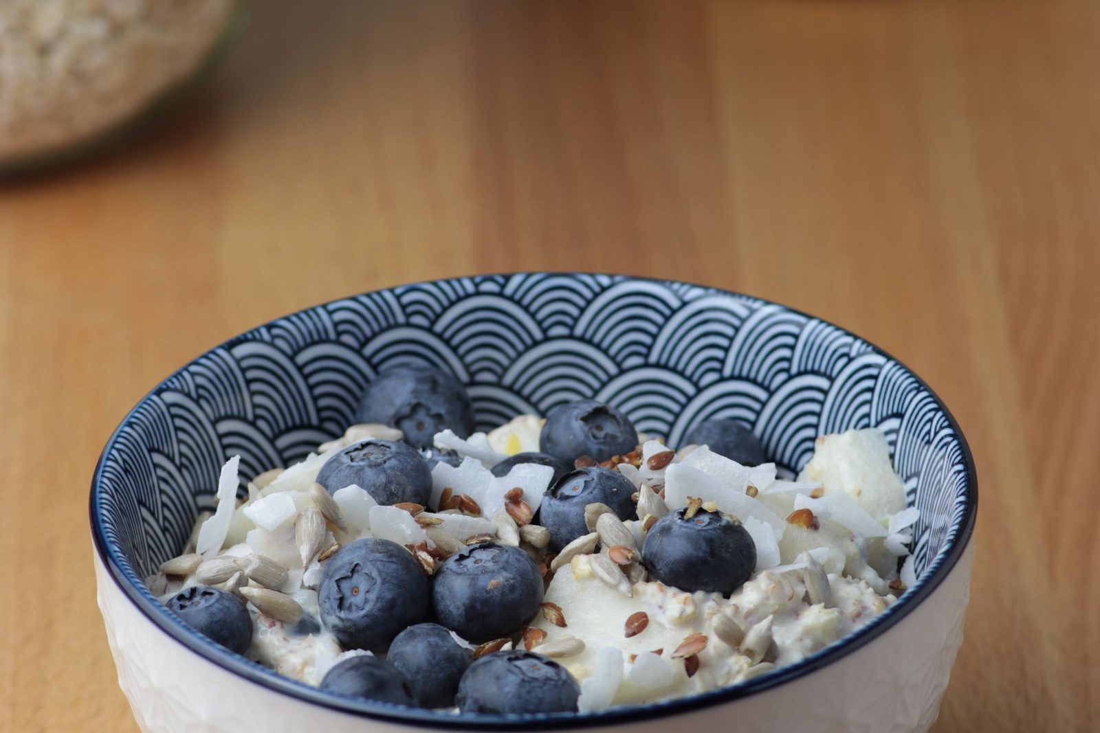 Tigela de mingau com frutas vermelhas