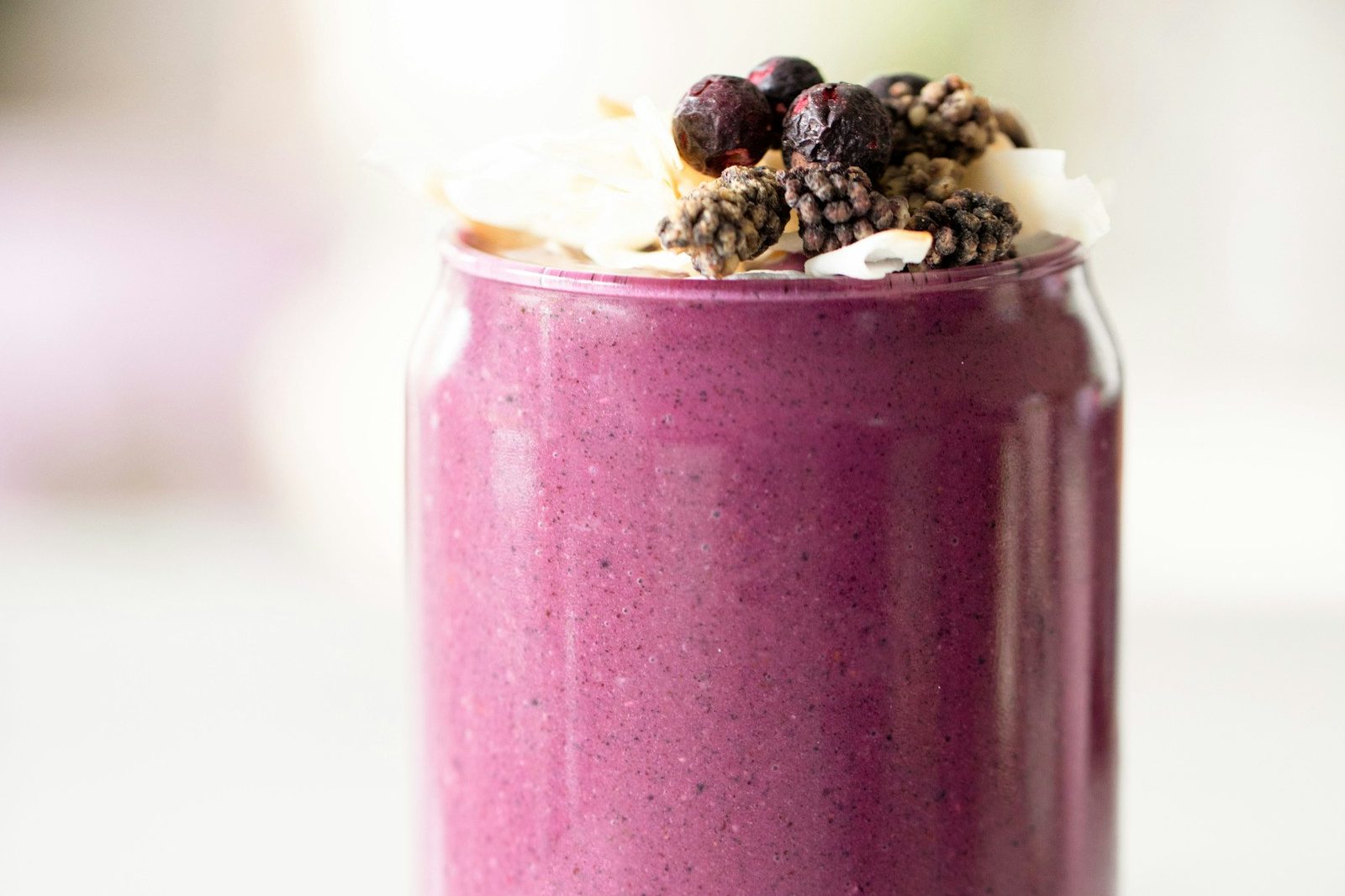 Smoothie roxo de mirtilo num copo