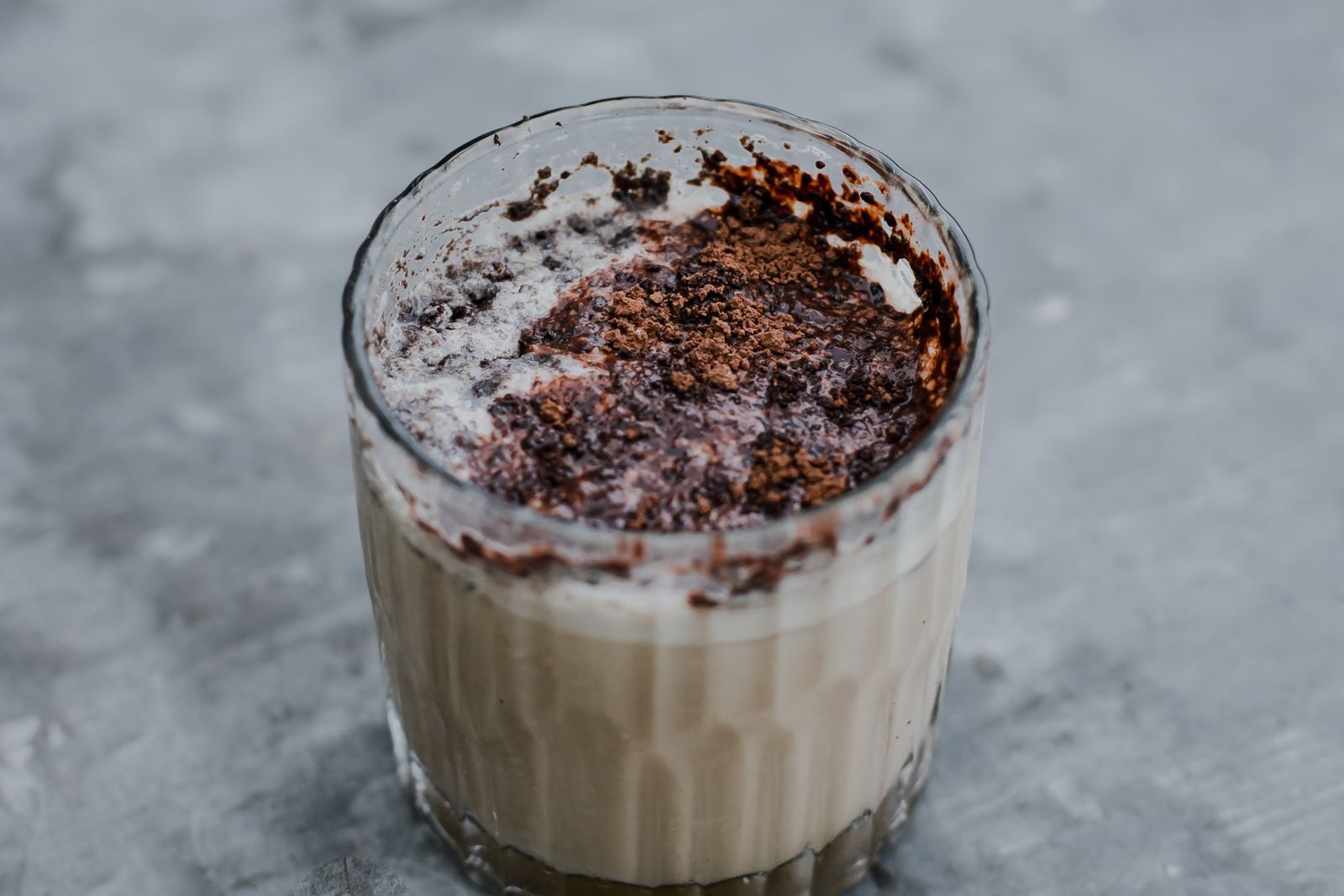 Smoothie tiramisu dans un verre, saupoudré de cacao